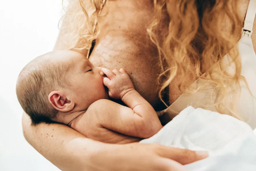 Is jouw melkproductie wat te enthousiast? In deze blog lees je wat helpt bij overproductie, stuwing, lekkende borsten en onrustig drinken. Welke borstvoedingshouding past bij jou en je baby?